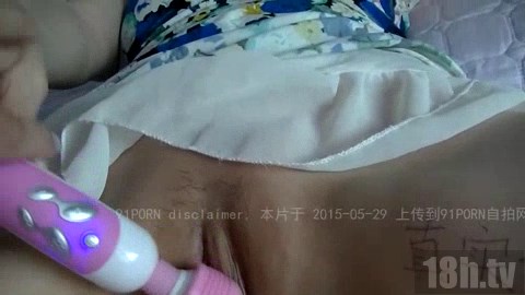 少妇拿着自慰棒自慰