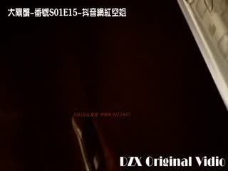 豪华精品大片-172CM东航制服抖音网红空姐,性感美脚超薄丝袜,足交口交,被操时声音销魂,听起来想多操几炮