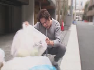 朝ゴミ出しする近所の遊び好きノーブラ奥さん HITOMI